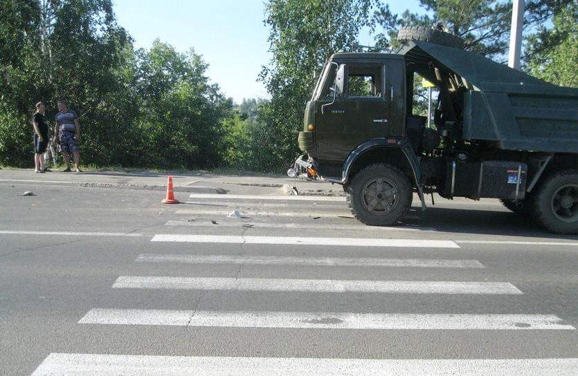 В Братске КамАЗ протаранил иномарку и она налетела на пешехода В Братске КамАЗ протаранил иномарку и она налетела на пешехода