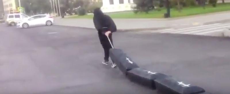 К зданию правительства Иркутской области привезли детские гробы (ВИДЕО) К зданию правительства Иркутской области привезли детские гробы (ВИДЕО)