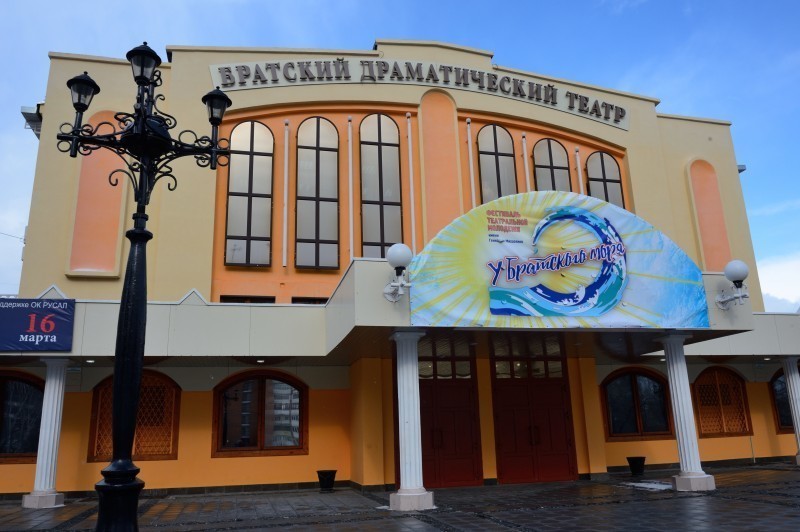 Сводите бабушку в театр! Сводите бабушку в театр!