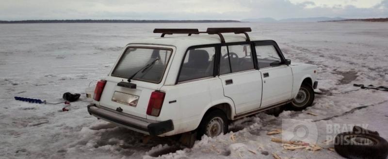 В Братске на льду водохранилища застряли трое рыбаков В Братске на льду водохранилища застряли трое рыбаков