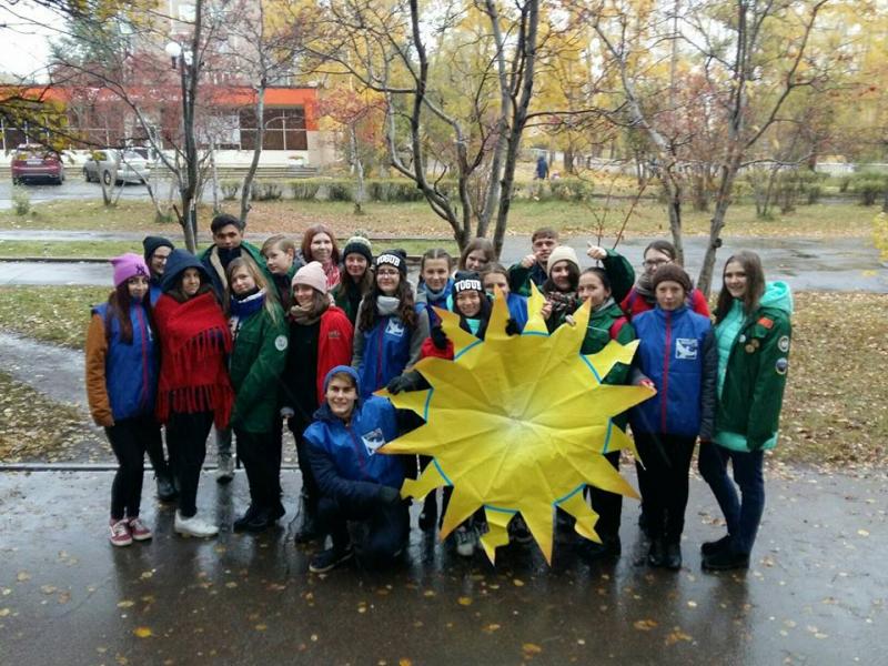 В Братске молодежь выстроилась в форме герба города В Братске молодежь выстроилась в форме герба города