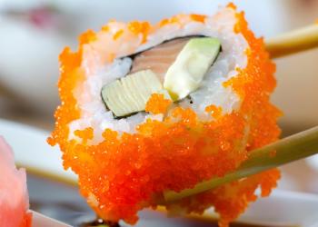 Инструкция: как выбрать хорошие суши и не отравиться