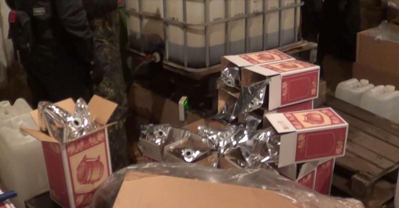 Полицейские ликвидировали подпольную сеть по изготовлению и продаже алкоголя, которая травила братчан (ВИДЕО) Полицейские ликвидировали подпольную сеть по изготовлению и продаже алкоголя, которая травила братчан (ВИДЕО)