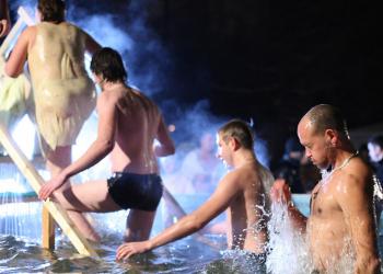 Врачи о том, как правильно купаться в проруби Врачи о том, как правильно купаться в проруби