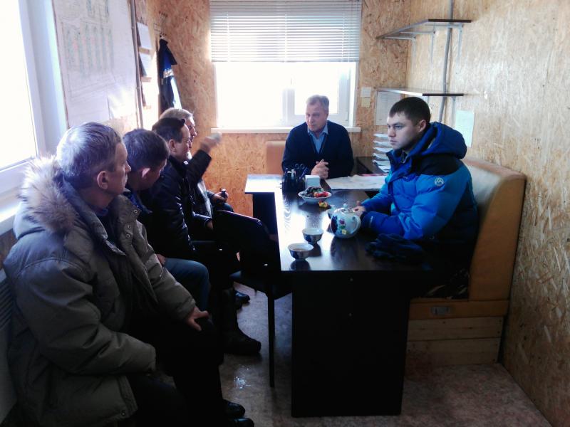 Депутаты проверили ход строительства школы в Покосном