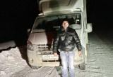 Полицейские Братска спасли на трассе замерзающего водителя из Казани