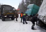 Полицейские спасли замерзающего дальнобойщика на трассе «Братск – Усть-Илимск» (ВИДЕО)