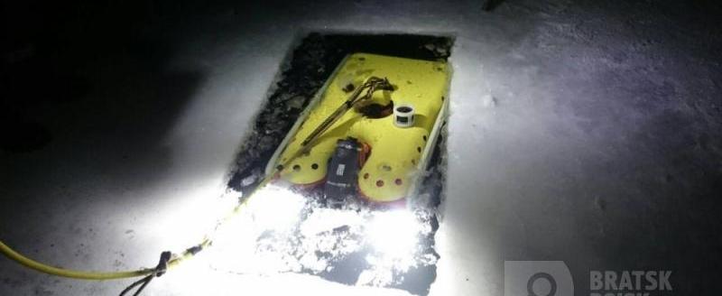 На Братском водохранилище нашли телефон и записную книжку пассажира разбившегося вертолета