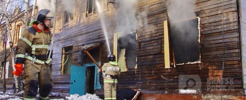 Огонь продолжает уничтожать расселенные дома в Братске (ВИДЕО) Огонь продолжает уничтожать расселенные дома в Братске (ВИДЕО)