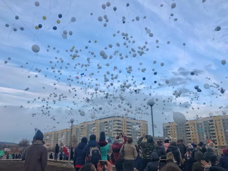Жители Братска в память о жертвах трагедии в Кемерово выпустили в небо белые шары Жители Братска в память о жертвах трагедии в Кемерово выпустили в небо белые шары