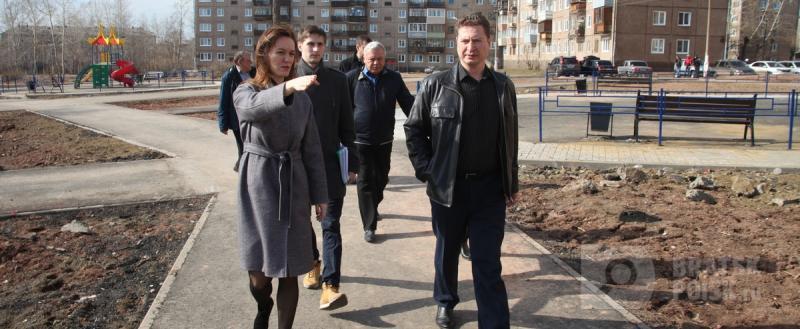 В парке 15 микрорайона, который был благоустроен по проекту «Городская среда», состоялась проверка В парке 15 микрорайона, который был благоустроен по проекту «Городская среда», состоялась проверка