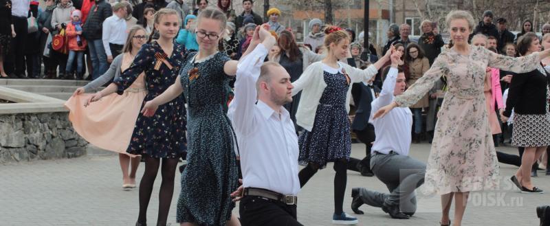 Десятки братчан в День Победы у драмтеатра станцевали "майский вальс" (ФОТО) Десятки братчан в День Победы у драмтеатра станцевали "майский вальс" (ФОТО)