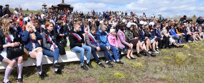 В школах Братска сегодня прозвенели последние звонки В школах Братска сегодня прозвенели последние звонки
