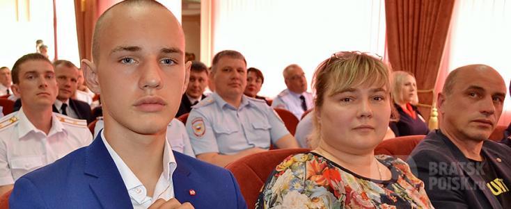 В Братске полицейские наградили школьника за спасение утопающего В Братске полицейские наградили школьника за спасение утопающего