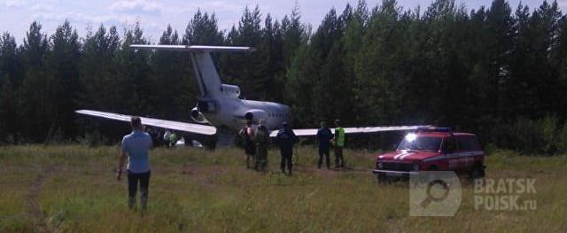 Самолет "Аэро Братск" выкатился за пределы взлетно-посадочной полосы в Якутии Самолет "Аэро Братск" выкатился за пределы взлетно-посадочной полосы в Якутии