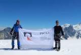 Сотрудник БрАЗа установил флаг РУСАЛа на самой высокой точке Сибири
