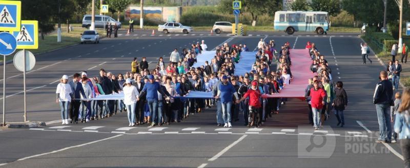 В День госфлага по улицам Братска пронесут 100-метровый триколор В День госфлага по улицам Братска пронесут 100-метровый триколор