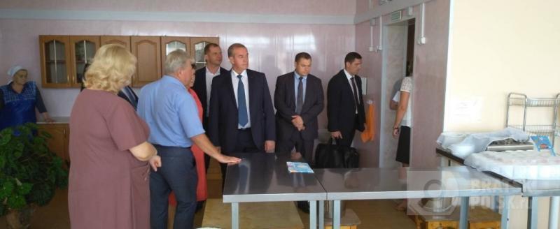 Губернатор вручил социально-реабилитационному центру Братского района сертификат на приобретение компьютеров Губернатор вручил социально-реабилитационному центру Братского района сертификат на приобретение компьютеров