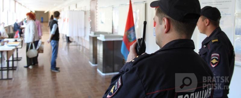 Полицейские с металлодетекторами проверяют избирательные участки Братска Полицейские с металлодетекторами проверяют избирательные участки Братска