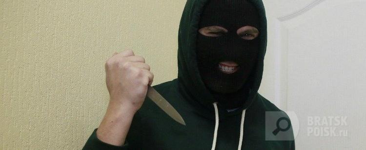 Двое вооруженных мужчин в масках ограбили магазин в Братске Двое вооруженных мужчин в масках ограбили магазин в Братске