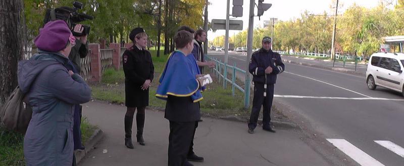 В Братске сотрудники Госавтоинспекции напомнили прохожим о правилах перехода проезжей части В Братске сотрудники Госавтоинспекции напомнили прохожим о правилах перехода проезжей части