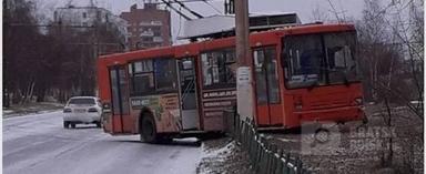 Гололед спровоцировал ДТП с троллейбусом в Братске Гололед спровоцировал ДТП с троллейбусом в Братске
