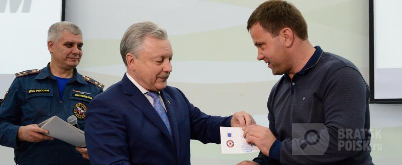 Сотрудникам Группы "Илим" вручили награды МЧС России Сотрудникам Группы "Илим" вручили награды МЧС России